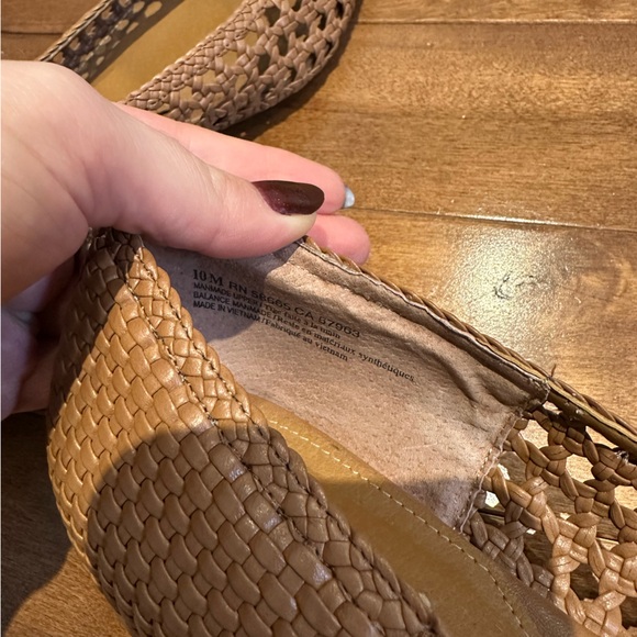 Tan flats - Picture 3 of 4